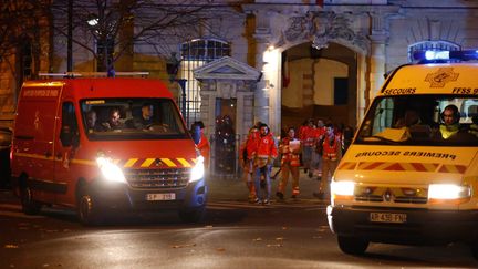 Des équipes médicales devant l'hôpital Saint-Antoine à Paris, le 13 novembre 2015.&nbsp; (MAXPPP)