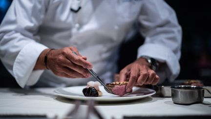 Un plat préparé et dressé par un chef. (MARTIN BUREAU / AFP)