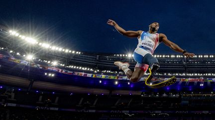 Dimitri Pavadé en lévitation. Le Français n'a pas décroché de médaille en finale du saut en longueur (catégorie T64), le 4 septembre au Stade de France avec sa quatrième place. Mais quelques jours plus tard, il a fait son coming-out sur les réseaux sociaux. "Le handicap n'est pas fait pour être caché ou en avoir honte. Il en est de même pour votre orientation sexuelle", a-t-il écrit.