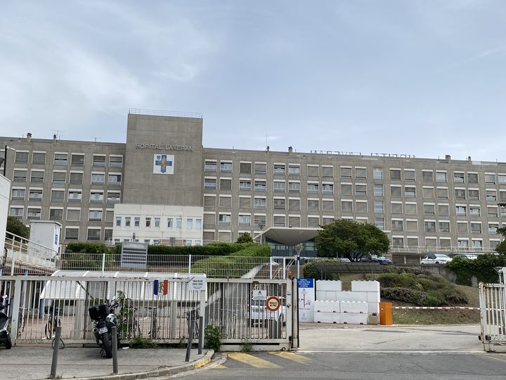 Vue d'ensemble de l'hôpital d'Instruction des Armées Laveran, à Marseille (Bouches-du-Rhône), le 20 juin 2023. (RAPHAEL GODET / FRANCEINFO)