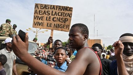 Des partisans du coup d'Etat à Niamey (Niger), le 6 août 2023. (AFP)