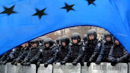 Barrière policière face aux manifestations pro-européennes (Sergei Supinsky/AFP)