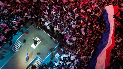 J-7 Le candidat socialiste Fran&ccedil;ois Hollande en meeting au Palais Omnisport de Paris Bercy, le 29 avril 2012. (MARTIN BUREAU / AFP)