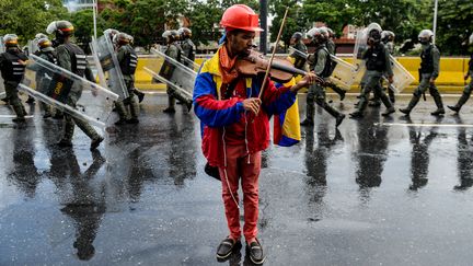 le manifestant violoniste