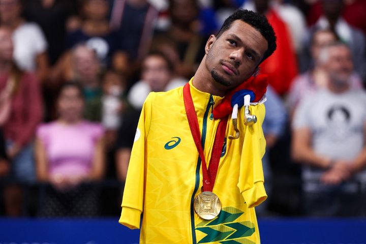 Le nageur brésilien Gabriel dos Santos Araujo sur le podium du 100 m dos aux Jeux paralympiques, à Paris La Défense Arena, le 29 août 2024. (FRANCK FIFE / AFP)