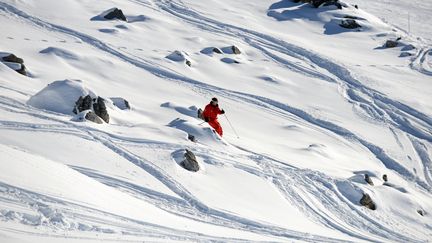 Un homme skie sur le domaine de M&eacute;ribel, le 31 d&eacute;cembre 2013, en Savoie. (JEAN-PIERRE CLATOT / AFP)