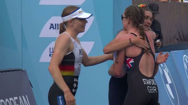 Après plus de 1 heure et 52 minutes d'effort, la triathlète française Emma Lombardi, championne du monde U23 l'année dernière, remporte la médaille de bronze à Munich (Allemagne). C'est la Britannique Non Stanford qui est titrée, en solitaire. Cassandre Beaugrand se classe 5e et Léonie Périault 28e.