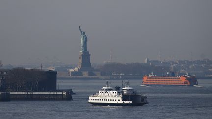 La statue de la Liberté au large de New York, le 8 février 2017. (DREW ANGERER / GETTY IMAGES NORTH AMERICA)