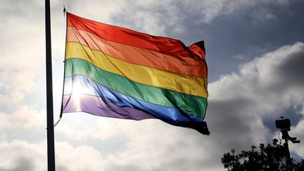 Le drapeau arc-en-ciel, emblème de la communauté LGBT (lesbiennes, gays, bisexuels et transsexuels), hissé haut après la fusillade d'Orlando.
 (Sandy Huffaker / AFP)