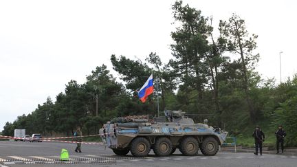 Une patrouille mixte de soldats russes et azerbaïdjanais dans le Haut-Karabakh, le 2 octobre 2023. (EMMANUEL DUNAND / AFP)