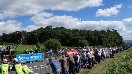 Les spectateurs attendent le passage des coureurs à Perros-Guirec (Côtes-d'Armor) lors du Tour de France, le 27 juin 2021. (NICOLAS BLANZAT / RADIO FRANCE)