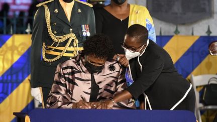 Sandra Mason (centre) est investie présidente de La Barbade lors d'une cérémonie proclamant la république, le 30 novembre 2021, à Bridgetown. (RANDY BROOKS / AFP)