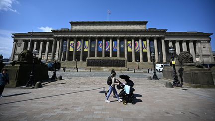 Le logo du concours Eurovision de la chanson est visible au St George's Hall de Liverpool, dans le nord-ouest de l'Angleterre, le 26 avril 2023, avant la finale du concours Eurovision de la chanson, le 13 mai. (PAUL ELLIS / AFP)