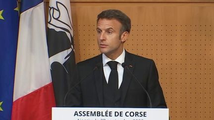 En déplacement en Corse, jeudi 28 septembre, Emmanuel Macron a dit souhaiter "rendre la vie des Corses meilleure". Le président de la République a annoncé les contours d'une plus grande autonomie de l'île.