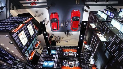 Le stand Audi se refl&egrave;te au plafond lors de l'ouverture &agrave; la presse du salon automobile de Francfort (Allemagne), le 10 septembre 2013. (PAWEL KOPCZYNSKI / REUTERS)