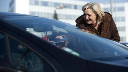 Marine Le Pen à Montbéliard devant le site PSA Peugeot Citroën mercredi 18 janvier (AFP PHOTO SEBASTIEN BOZON)