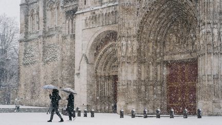 Des passants sous la neige à Rouen (Seine-Maritime). (TOM GRIMBERT / HANS LUCAS / AFP)