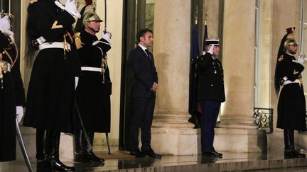 Emmanuel Macron sur le perron de l'Elysée, à Paris, le 7 décembre 2023. (QUENTIN DE GROEVE / HANS LUCAS / AFP)