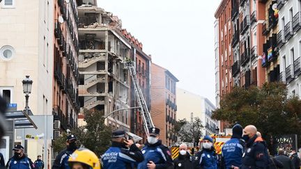 Les pompiers utilisent une échelle pour s'approcher d'un bâtiment endommagé par une forte explosion à Madrid (Espagne), le 20 janvier 2021.&nbsp; (GABRIEL BOUYS / AFP)