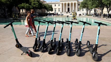 Des trottinettes électriques en libre-service, à Marseille, le 19 septembre 2019. (VALLAURI NICOLAS / MAXPPP)