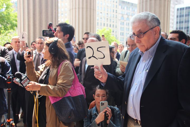 Jeff Gural, entrepreneur immobilier et copropriétaire du Flatiron Building, enchérit lors de la vente aux enchères sur les marches à l'extérieur d'un palais de justice de Manhattan. 23 mai 2023, États-Unis, New York :23 mai 2023, États-Unis, New York (CHRISTINA HORSTEN / DPA)