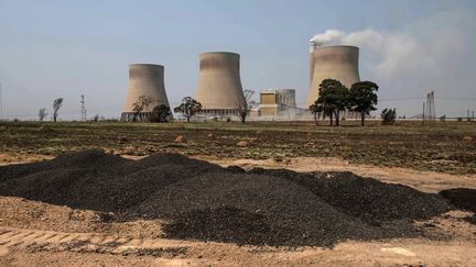 La mine de charbon de Mooifontein Colliery, à la périphérie de Witbank, en Afrique du Sud qui fournit les centrales électriques de charbon de Kendal et Duvah. (MUJAHID SAFODIEN / AFP)