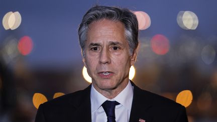 Le secrétaire d'Etat des Etats-Unis, Anthony Blinken, s'exprime à la presse depuis le port d'Ashdod, en Israël, le 1er mai 2024. (EVELYN HOCKSTEIN / AFP)