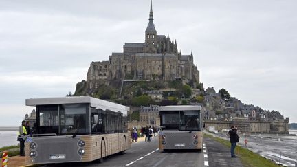 Les navettes mises en place pour rejoindre le Mont-Saint-Michel ont r&eacute;alis&eacute; leurs premiers trajets samedi 28 avril.&nbsp; (DAMIEN MEYER / AFP)