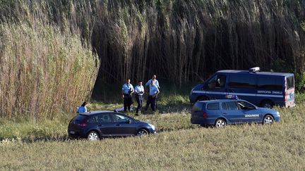 Des gendarmes &agrave; Ceyras (H&eacute;rault), le 4 mai 2014,&nbsp;pr&egrave;s du lieu o&ugrave; deux enfants ont &eacute;t&eacute; ensevelis sous la terre. (PASCAL GUYOT / AFP)