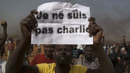 &nbsp; (Un manifestant contre Charlie Hebdo le 17 janvier 2015 à Niamey©REUTERS/Tagaza Djibo)