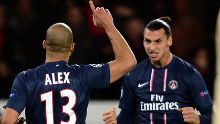 Alex et Ibrahimovic heureux après le but du Brésilien lors de PSG-Zagreb