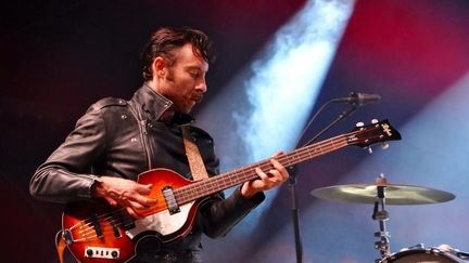 Le chanteur des furieux rockeurs de Black Lips Jared tombe la veste, avec énergie, sous les "Wouhou" conquis du public.
 (Olivier Flandin / FTV)