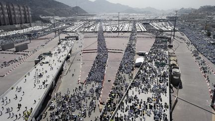 Des p&egrave;lerins musulmans se rendent sur les lieux de la lapidation de Mina, pr&egrave;s de La Mecque (Arabie saoudite), le 24 septembre 2015. (MOHAMMED AL-SHAIKH / AFP)