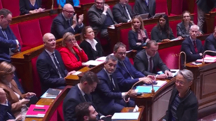 L’avenir de la loi immigration sera décidée, lundi 18 décembre, entre les mains des députés et sénateurs de la commission mixte paritaire. Dimanche soir, Elisabeth Borne entame les discussions de la dernière chance avec les Républicains. (franceinfo)