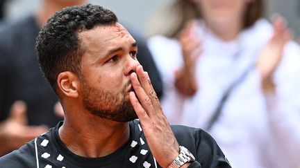 Le tennisman Jo-Wilfried Tsonga prans sa retraite et quitte le court Philippe-Chartier à Roland-Garros, le 24 mai 2022. (CHRISTOPHE ARCHAMBAULT / AFP)