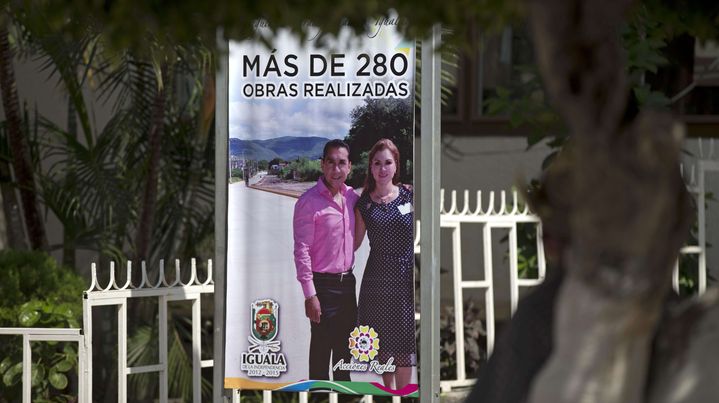 Une affiche vante les r&eacute;alisations du maire&nbsp;Jos&eacute; Luis Abarca, aux c&ocirc;t&eacute;s de sa femme&nbsp;Mar&iacute;a de los &Aacute;ngeles Pineda de Abarca, le 7 octobre 2014, &agrave; Iguala (Mexique). (EDUARDO VERDUGO/AP/SIPA)