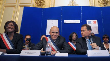 Antoinette Montaigne (&agrave; gauche), vice-pr&eacute;sidente du R&eacute;seau des &eacute;lus de la diversit&eacute;, lors d'une r&eacute;union du RED avec le ministre de l'Immigration Eric Besson, le 5 octobre 2009, &agrave; Paris. (BORIS HORVAT / AFP)