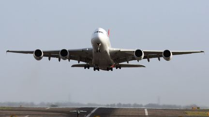 Un Airbus A380 de la compagnie Qantas au d&eacute;collage &agrave; l'a&eacute;roport de Sydney (Australie), le 27 novembre 2010.&nbsp; (DON ARNOLD / GETTY IMAGES)