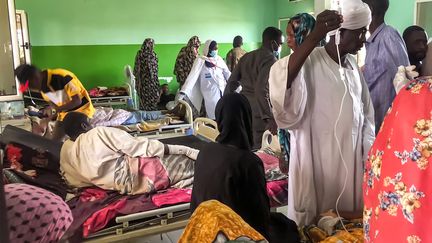 Des blessés dans un hôpital à El Fasher, dans la région du Darfour (Soudan), le 19 avril 2023. (ALI SHUKUR / MEDECINS SANS FRONTIERES / AFP)