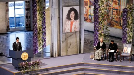 Ali Rahmani s'exprime lors de la cérémonie de remise du prix Nobel de la paix à sa mère, Narges Mohammadi, le 10 décembre 2023. (FREDRIK VARFJELL / NTB / AFP)