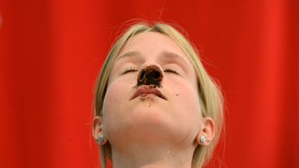 Cette jeune femme participe au championnat du monde de tabac &agrave; priser &agrave; Peutenhausen (Allemagne), le 7 juillet 2012. (CHRISTOF STACHE / AFP)