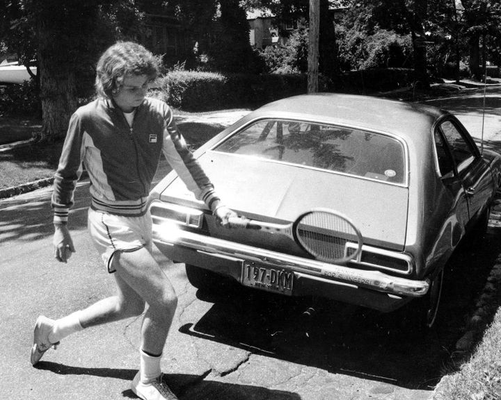 John McEnroe pose pour les photographes dans la rue de la maison familiale, dans le quartier du Queen's, à New York. (GETTY IMAGES)