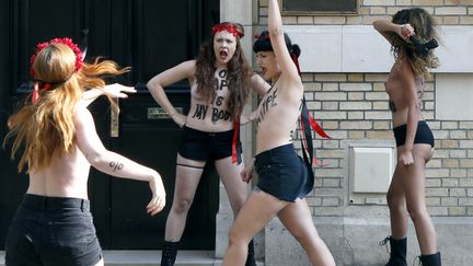 Des Femen protestent, seins nus, devant l'ambassade d'Ukraine &agrave; Paris, le 29 ao&ucirc;t 2013. (PATRICK KOVARIK / AFP)