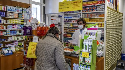 Une pharmacie qui vend des masques, le 27 avril à Perpignan.&nbsp; (MICHEL CLEMENTZ / MAXPPP)