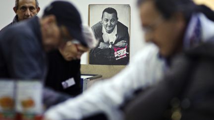 Un centre des Restos du Coeur &agrave; Villeurbanne (Rh&ocirc;ne), en novembre 2011. (JEAN-PHILIPPE KSIAZEK / AFP)