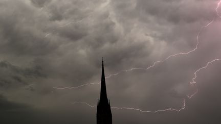 Des éclairs dans le ciel de Bordeaux (Gironde), le 4 juillet 2018. (NICOLAS TUCAT / AFP)