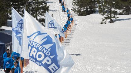 Action des activistes d'extrême droite de Génération identitaire au Col de l'Echelle, le 21 avril 2018. (ROMAIN LAFABREGUE / AFP)