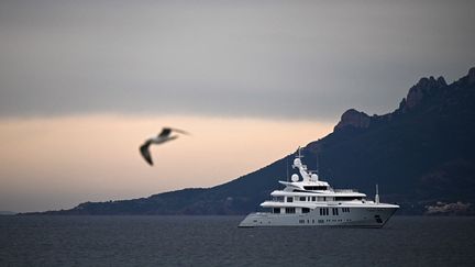 Un yacht à Cannes, le 15 mai 2023, à la veille de l'ouverture de la 76e édition du Festival de Cannes. (LOIC VENANCE / AFP)