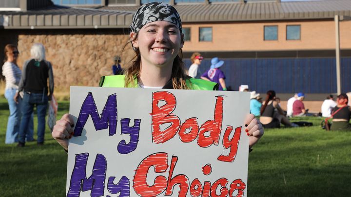 Liv manifeste le 13 octobre 2024 à Flagstaff, en Arizona, pour la proposition 139, un référendum d'initiative citoyenne renforçant le droit à l'avortement, mis aux voix en même temps que l'élection présidentielle. (VALENTIN PASQUESOONE / FRANCEINFO)