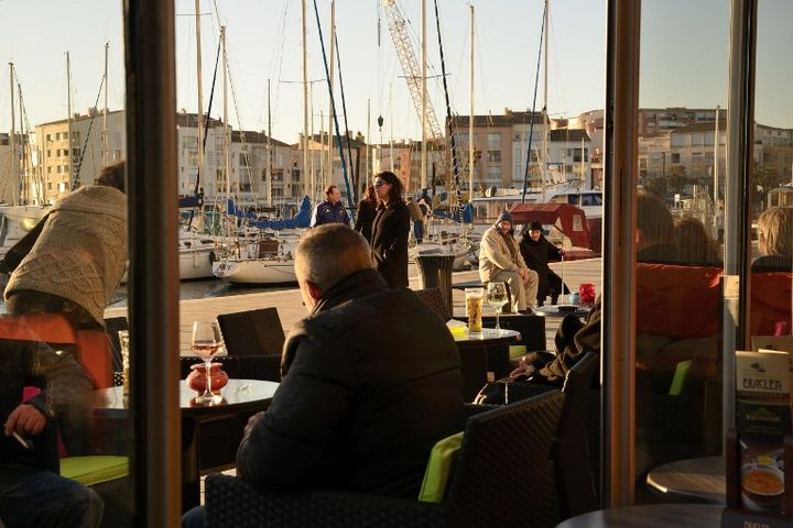 Un homme install&eacute; en terrase de caf&eacute;, au Cap d'Agde (H&eacute;rault), le 25 mars 2013.&nbsp; (ERIC TEISSEDRE / PHOTONONSTOP / AFP)